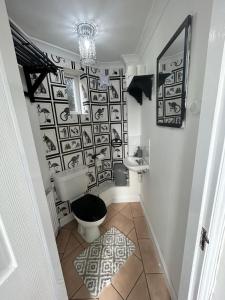 Et badeværelse på Luxury Presented House Selly Oak + 9 billeder