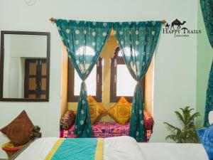 Una cama o camas en una habitación de Happy Trails Jaisalmer