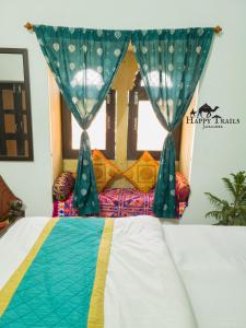 Una cama o camas en una habitación de Happy Trails Jaisalmer