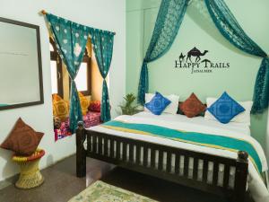 Una cama o camas en una habitación de Happy Trails Jaisalmer