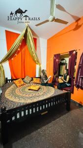 Una cama o camas en una habitación de Happy Trails Jaisalmer