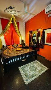 Una cama o camas en una habitación de Happy Trails Jaisalmer