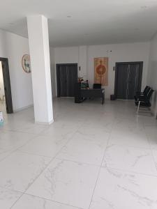 una grande camera bianca con tavolo e sedie di 中非国际 a Nouadhibou Airport