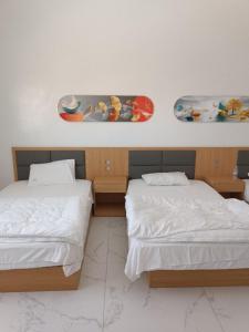 una camera con due letti e una tavola da surf sul muro di 中非国际 a Nouadhibou Airport