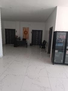 una stanza vuota con una sedia e un tavolo di 中非国际 a Nouadhibou Airport