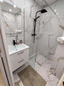 Et badeværelse på Appartement Vue mer avec Piscine