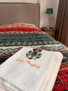 a bed with a white towel with the words happy birthday at Kleiner Marstall in Xanten
