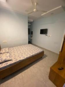 Postel nebo postele na pokoji v ubytování Yugander lodge
