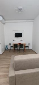 una sala de estar con un sofá y una mesa en SanSiroHomeRhofieraMilano, en Pero