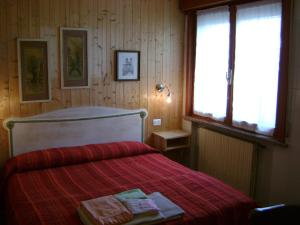ein Schlafzimmer mit einem Bett mit zwei Handtüchern darauf in der Unterkunft B&B Lattemiele in Fontanellato