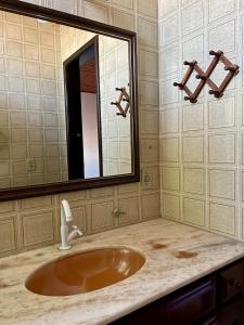 a bathroom with a sink and a mirror at Duplex La Moana em Itaúna - Saquarema RJ in Saquarema +69 photos