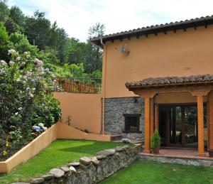 a backyard of a house with a garden at El Jardín de la Peña in Castro