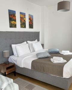 ein Schlafzimmer mit einem großen Bett mit weißen Kissen in der Unterkunft MILA in Vrnjačka Banja