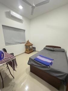 une chambre avec un lit, une table et une fenêtre dans l'établissement Canterbury Golf Resort Apartment, à Piliyandala