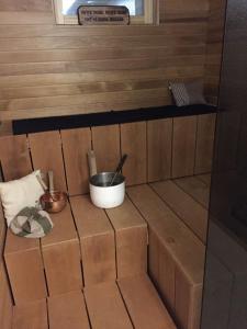 Un estante en una pequeña habitación con una olla. en Villa Ensola with pool, en Savonlinna