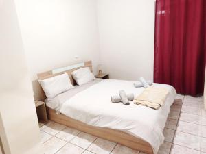 Un dormitorio con una cama grande con una cortina roja. en Cathrine's Apartment, en Tríkala