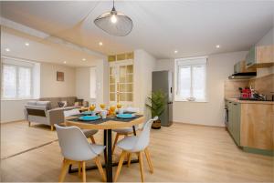 a kitchen and living room with a table and chairs at Le 60-Appart'Hôtel-GregIMMO in Vieux-Charmont
