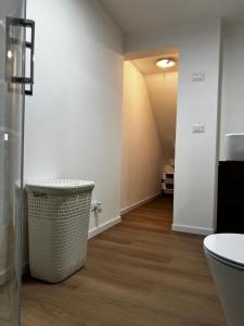 un pasillo con una habitación blanca con escalera en Appartamento Gna Turidda, en Ragusa