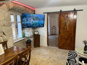 TV a/nebo společenská místnost v ubytování B&B Apartments Coli Apartman Dora Self check in