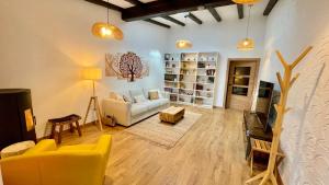 ein Wohnzimmer mit Sofa und Tisch in der Unterkunft Troi Landetxea, Casa Rural Con encanto en el Goierri, Gipuzkoa, País Vasco in Mutiloa