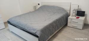 Un dormitorio con una cama grande y dos mesitas de noche. en LNI Ferrera, en Cunardo