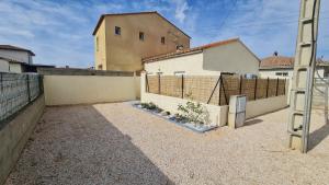 Το κτήριο όπου στεγάζεται  η παραθεριστική κατοικία