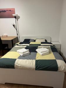 Chambre double à Niederkorn 객실 침대