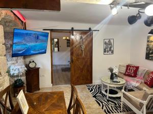 TV a/nebo společenská místnost v ubytování B&B Apartments Coli Apartman Dora Self check in