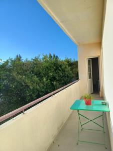un tavolo su un balcone con vista di l'auberge agenaise, 8pers , wifi , parking a Agen