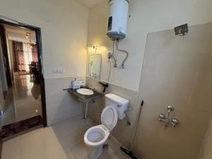 Baðherbergi á Terminal Stay - Heavenly Independent Jungle Retreat Flat in Meerut