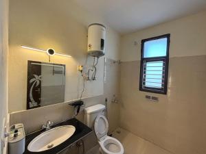 Baðherbergi á Terminal Stay - Heavenly Independent Jungle Retreat Flat in Meerut