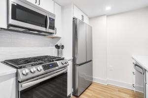 a kitchen with a stove and a microwave at Comfortable Apartment with Top Amenities in Arlington