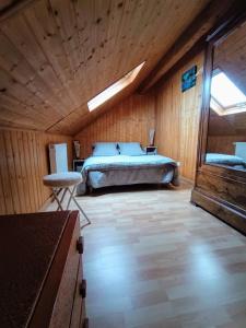 DraillantMaison entre lac et montagnes的一间木屋里有一张床的卧室