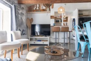 una sala de estar con una mesa y sillas de cristal en Cabana & On dirait le Sud, en Flacé-lès-Mâcon