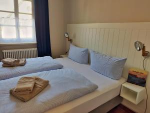 two beds sitting next to each other in a bedroom at Ferienhaus Gerd Janssen - Wohnung Nr 2 in Spiekeroog