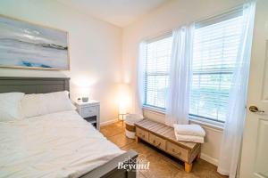 een slaapkamer met een bed en een groot raam bij MiraLago Island Retreat in Lago Vista +21 foto's