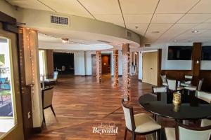 een eetkamer met een tafel en stoelen in een gebouw bij MiraLago Island Retreat in Lago Vista