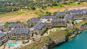 een luchtzicht op een resort met een waterlichaam bij MiraLago Island Retreat in Lago Vista