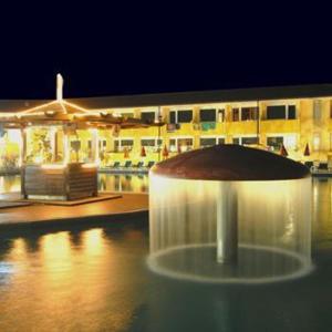 una fontana di fronte a un edificio di notte di Hotel Centro Turistico Gardesano a Bussolengo