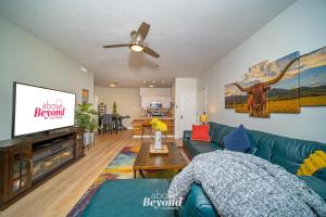 Televiisor ja/või meelelahutuskeskus majutusasutuses Color Pop by the Pool!