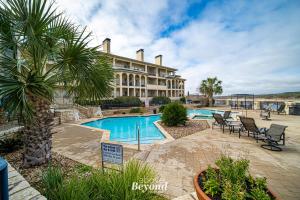 Bassein majutusasutuses Color Pop by the Pool! või selle lähedal