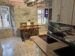 Kuchyň nebo kuchyňský kout v ubytování B&B Apartments Coli Apartman Dora Self check in