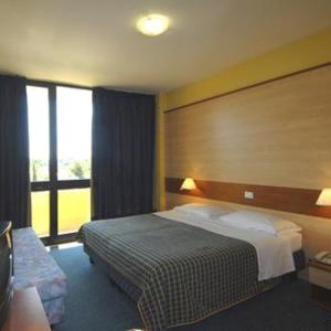Tempat tidur dalam kamar di Hotel Centro Turistico Gardesano