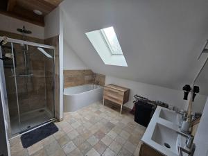 Un baño con ducha, bañera y lavabo. en Logement proche Bourboule 12 personnes, en Massanges 11 fotos más