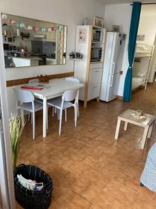 Kuchyňa alebo kuchynka v ubytovaní Port Cros Appartement