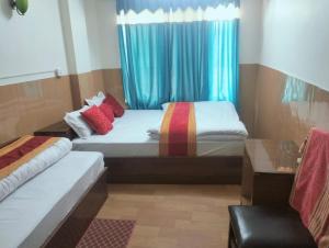Katil atau katil-katil dalam bilik di Sky Hotel Plaza
