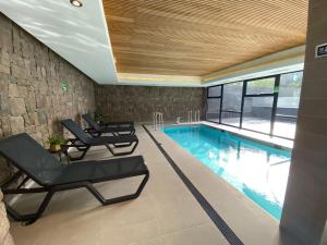 Dpto costero vista al lago, piscina y jacuzzi内部或周边的泳池