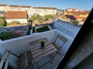 Μπαλκόνι ή βεράντα στο Santa Clara Heights -3 bdr APT by Feelcoimbra