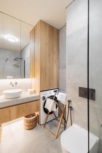 Koupelna v ubytování Mandarin One Bedroom Apartment Varkiza + 23 fotografií