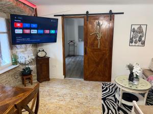 TV a/nebo společenská místnost v ubytování B&B Apartments Coli Apartman Dora Self check in